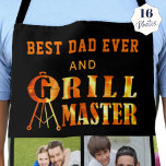 最高のパパEVER GRILL MASTER 16フォトコラージュ名 エプロン<br><div class="desc">BBQグパーソナライズされたリルのエプロン最高のパパEVERとGRILL MASTER。サンプルタイトルの最高のパパをEVERに変更しカスタム、下の裾に文字文字を追加してパーソナライズする(サンプルを削除して離れください)。火と炎のタイポグラフィGRILL MASTER最高のデザインは、パパ、#1 PAPA、HUNDLE、STEPDAD、最高のGRANDPAなど(タイプフォントスタイル、サイズ、色、配置を変更してテキストに合わせることができる)のタイトルを補完することができ、誕生日、父の日や休日の記念ギフト。編集可能な黒の背景は彼の色に変お気に入りの更できる。補助：デザインの変救済更やパーソナライゼーション、色の変更やサイズ変更に関して連絡は、下記のZazzleチャットメッセージタブを介してデザイザのBEFORE ORDERINGまたは電子メールmakeitaboutyoustore@gmail.com.</div>