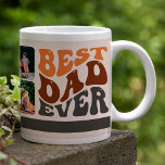 最高のパパEver Groovyレトロタイポグラフィと4写真 ジャンボコーヒーマグカップ<br><div class="desc">最高のパパEver 4 photo coffee mug -おもしろいと父の日のためのパパのための有用な贈り物など。デザインはgroovy retryタイポグラフィでレタリングされ、テンプレートは子供の名前や人生のための友達などお気に入りのカスタム、あなたの写真と文字の4つを底に追加するように設定され最高のます。写真は横書きで表示されもし、配置に問題がある場合は、アップロードする前にその図形に写真を切り取ってみる。クリックカスタマイズは、任意の色を変更するもしデザインツールを使用して編集する。</div>