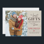 最高のプレゼント シーズンカード<br><div class="desc">この素朴な甘い妊娠の発表カードは、「贈り物は木の下にない最高の」というフレーズと、あなたの家族や新生児名を含むカスタマイズ可能な休日の挨拶文字を特徴とする。写真と特別な挨拶でパーソナライズ。</div>