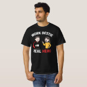 最高の仕事仲間はヒーロー|オフィスの友情がテーマの面白ギフト Tシャツ (正面フル)