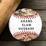 最高の夫の写真結婚新婚 野球ボール<br><div class="desc">野球与えファンです夫は最高の、この野球の「グランドスラム」野球で公園から投げ出すギフトカスタムを持っている。簡単に2つの写真でパーソナライズすることができ最高の（結果としてアップロードする前に被写体を中央に置いてトリミング）、「I Love You」の表現と「グランドスラム夫」の表現をパーソナライズする。 手書きのスタイル・スクリプトで名前と年を追加することもできます。新婚、クリスマス、彼の誕生日、バレンタインデー、あなたの記念日のための完璧な贈り物。</div>