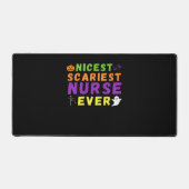 最高の怖いナース史上最高のハロウィーンクラシック デスクマット (正面)