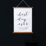 最高の日パーソナライズされた結婚贈 吊り下げ型タペストリー<br><div class="desc">黒い書結婚道のフォントに新しく結婚登場したラブリーの贈り物で最高の、その下の幸せなカップルの名前と一緒にラブリー。</div>