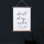 最高の日パーソナライズされた結婚贈 吊り下げ型タペストリー<br><div class="desc">黒い書結婚道のフォントに新しく結婚登場したラブリーの贈り物で最高の、その下の幸せなカップルの名前と一緒にラブリー。</div>