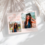 最高の未来が待っている ピンクの卒業写真 案内状<br><div class="desc">モダンで遊び心のある卒業のお知らせ写真カードで、前面に2枚、背面に1枚の写真が特徴です。 テキストには、きらきらした星とともに「最高の未来が待っている」と書かれています。 このカードをパーソナライズするために、卒業生の名前、情報、メッセージを追加してください。 ピンク色。</div>