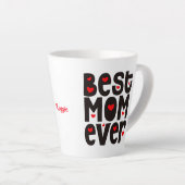 最高の母エバータイポグラフィ名ハート赤黒 カフェラテマグ (右アングル)