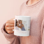 最高の母 | Hand 書 Three Photo Collage コーヒーマグカップ<br><div class="desc">このシンプルトレンディーと甘いマグカップは、で「みんなの望む母親よ」と言うモダンと、ハートと名前のスポットと魅力的付きのタイプフェイス。すべての色は可能でカスタマイズす。誰ミニマルもが愛するギフトのためのあなたの個人お気に入りの写真の3つの写真テンプレート。母の日は、私たちの生活の中のすべての母を見せるのに最適な機会であっカスタマイズて、私たちがどれだけ感謝しているか(任意のモニカーのために可能である – ママ、おばあちゃん、ナナ、メイマ、アブエト、グラミー、ママ、ミミ、ミミ、ナニー、ミュー、ナニー、イヤなど)..彼女与えは愛し、何年も愛し、愛する彼女の贈り物来。デザインパーソナライズされた写真マグで思い出大切を人とお気に入りの一緒に。彼女が本当に宝カスタマイズ宝するギフトにあなたのデジタル写真をアップロード。デザインの右側カスタムにある[このデザインテンプレートを編集する]ボックスまたは青い[文字を編集すクリックる]ボタンを使用しての配置を行うと、フォントと色を変更しカスタマイズて、このデザインに追加の情報や画像を追加します。調整もし品(サンキューカード等)が必要な場合は連絡ご注文をカスタムお願い。****注文カスタムの場合は、カートにこの商品を置かないこと。代わりに、電子メールでリクエストをlauralise@iyhtvdesigns.comに送る商品へのリンクが利用可能になった時点で電子メールで送信される。そのリンクを使用して注文を行うことができる。48時間まで許可して。</div>