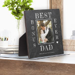 最高の賞与パパはstepdad父の日の写真 フォトプラーク<br><div class="desc">Stepdadボーナスパパハッピー父はっきりしたの日の白いタイポグラフィ暗い灰色の木炭の素朴なチョークボードの上にカスタム写真の写真の記念のプラークと署パーソナライズされた名。</div>