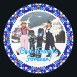 最高のFriends Forever Christmas写真エンベロープ ラウンドシール<br><div class="desc">そしてメリーフェスティバルブルークリスマス写真写真フレーム丸い封筒と小包の装飾シールと友人のためのラベルのシール最高のパック。カラフルと明るい円形のポストとメールオーナメントあなたの冬と氷の青をテーマにした装飾。フレームデザインはすてきカラーブロックフェスティバルデザインを取る幾何伝統的抽象化パターンである。冬の色は紺色と白雪色で、暗赤茶色のヒントがある。写真を自分の写真に置き換えてカスタマイズし、クラフト好きな家族や友人のための初期の贈り物のために、クリスマスにす祝る。冬のワンダーランドのユレタイドの思い出を大切に。友素晴らし友や兄弟や姉妹の飾ためのプレゼントやクリスマスのカードへ最高のの方法、または工芸品に参加しているカップル。フロントの文字は永遠最高のに友達を言う！予算フレンドリーのお祝い。</div>