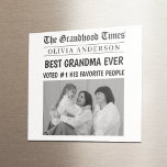 最高のGranda Everカスタム新聞ヘッドライン写真 マグネット<br><div class="desc">この冷蔵庫と心の底を感じさせるおもしろいでフロントページのニュースにを変えるGramona Ever新聞スタイルマグネット！彼女の名パーソナライズされた前と大切な写真と共に、このの贈り物カスタムは、祖母は常にヘッドラインに値する甘い思い出である。母の日、祖父母の日、彼女の誕生日、または単に – このミニ磁石は大きな声明を作る。冷蔵素晴らし庫、ロッカー、または任意の金属表面の場合。</div>