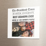 最高のGrandpa Everカスタム新聞ヘッドライン写真 マグネット<br><div class="desc">この祝新聞をテーマにした写真マパーソナライズされたグネットにスタイルしてグランドパ！The Grandhood Timesのフロントページのように見えるように設計されたこの記念品は、名前をカスタムする、見出し、写真を備えている。お父さんの日おもしろいや誕生日に最適な、あるいは彼が家族だからこそ心温まる贈り物のアイディアで最高のす。小さくても意味のある形見が大好き！</div>