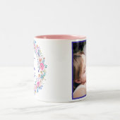 最高のMom Ever Pinkフローラかわいらしリース写真 ツートーンマグカップ (中央)