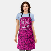 最高のMom Pink Camouflage名パーソナライズされた エプロン (着用した状態)