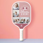 最高のPickleball Mom Everパーソナライズされた 4フォトグリッド ピックルボールラケット<br><div class="desc">与えおもしろいプレゼント私たちのおもしろいとピクレパーソナライズされたル最高のボールパドル！デザインは最高のタイポグラフィデザインで設計された「Pickleball Mom ever」をモダン搭載。前面と背面にモノグラムを施し、4つの特別な写真をコラージュデザインにシンプル表示。誕生日素晴らしや記念日、退職金などへの贈り物！デザイン:Moodostology Papery</div>