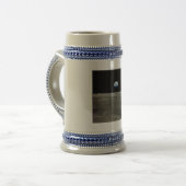 月からの地球の黒い宇宙：地球の上昇 ビールジョッキ (正面左)