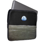 月からの地球の黒い宇宙：地球の上昇 ラップトップスリーブ (正面右)