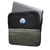 月からの地球の黒い宇宙：地球の上昇 ラップトップスリーブ (正面左)