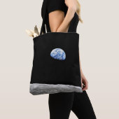 月からの地球 – 旗と地球 トートバッグ (クローズアップ)