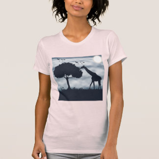 月がキリンにささやく時 Tシャツ
