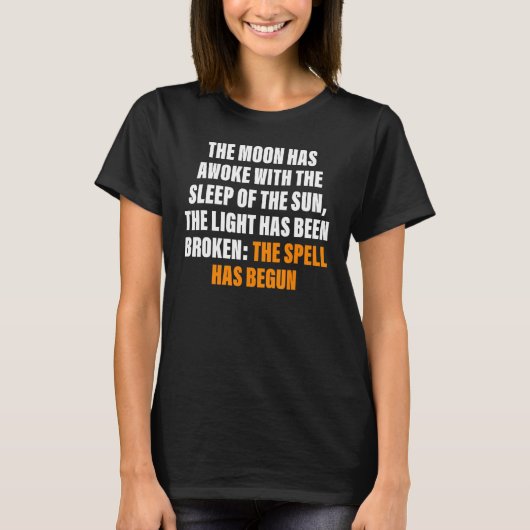 月が日の眠りで目を覚ました Tシャツ (正面)