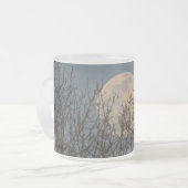 月が木々の上に昇るポスターコーヒーマグ フロストグラスマグカップ (正面左)