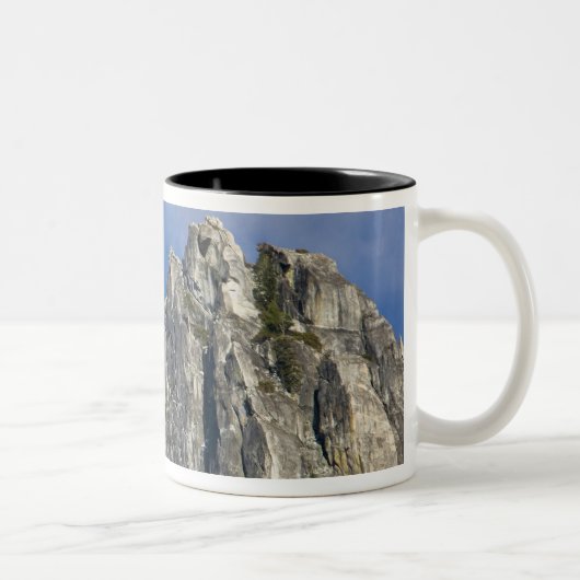 月が雲の間から昇り輝く ツートーンマグカップ (右)