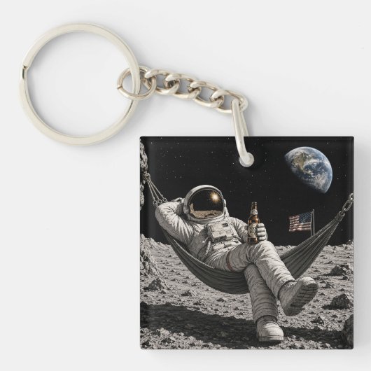 月でビールを楽しむ宇宙飛行士 キーホルダー (正面)