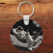 月でビールを楽しむ宇宙飛行士 キーホルダー (正面)