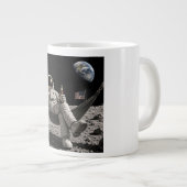 月でビールを楽しむ宇宙飛行士 ジャンボコーヒーマグカップ (正面右)