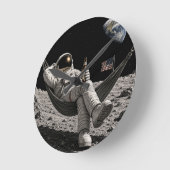 月でビールを楽しむ宇宙飛行士 ラウンド壁時計 (傾斜)
