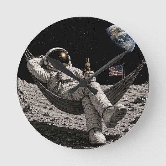 月でビールを楽しむ宇宙飛行士 ラウンド壁時計 (正面)