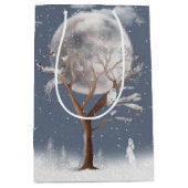 月とフクロウのホリデーカード付き冬の木 ミディアムペーパーバッグ (正面)