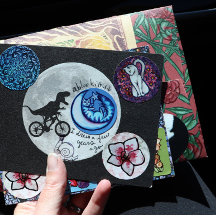 月と共に空の自転車に乗った恐竜