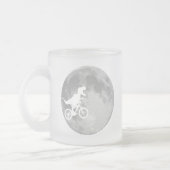 月と共に空の自転車に乗った恐竜 フロストグラスマグカップ (左)