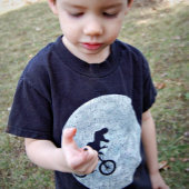 月と共に空の自転車に乗った恐竜 ベビーTシャツ