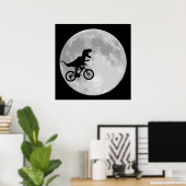 月と共に空の自転車に乗った恐竜 ポスター (ホームオフィス)