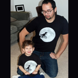 月と共に空の自転車に乗った恐竜 Tシャツ