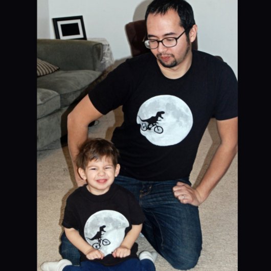 月と共に空の自転車に乗った恐竜 Tシャツ