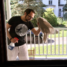 月と共に空の自転車に乗った恐竜