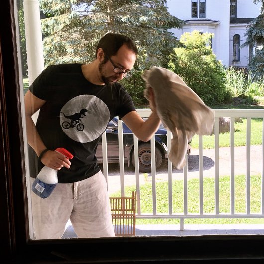 月と共に空の自転車に乗った恐竜 Tシャツ