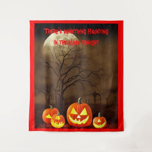 月と彫られたカボチャを持つ不気味な墓地 タペストリー (正面)