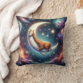 月と星に寝そべる天の赤ちゃんキリン クッション (ブランケット)