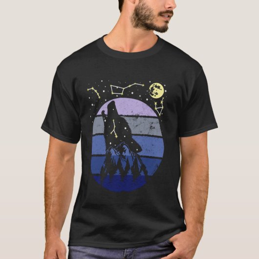 月と星に遠吠えする狼 Tシャツ (正面)