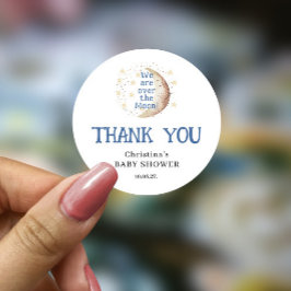 月にかわいい青い男の子の赤ちゃんシャワー ラウンドシール