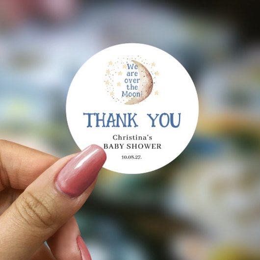 月にかわいい青い男の子の赤ちゃんシャワー ラウンドシール