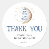 月にかわいい青い男の子の赤ちゃんシャワー ラウンドシール (正面)