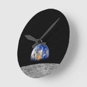 月に上がる惑星の地球 ラウンド壁時計 (傾斜)