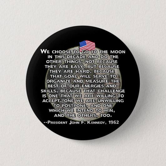 月に人間を差し向けたJFKの引用文 缶バッジ (正面)