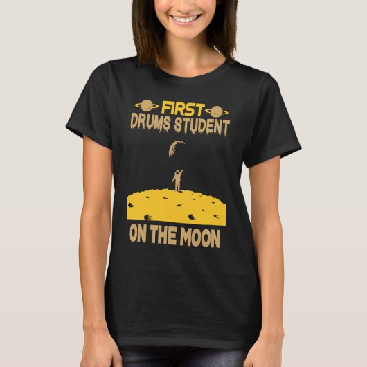 月に向かってドラムを打つ学生 Tシャツ (正面)