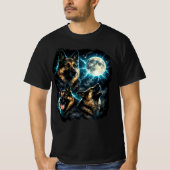 月に向かって吠えるジャーマンシェパード Tシャツ (正面)